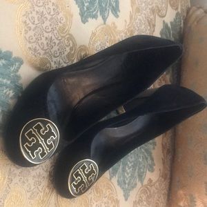 Tory Burch Round-toe Gold & Black Suede Pump A72A